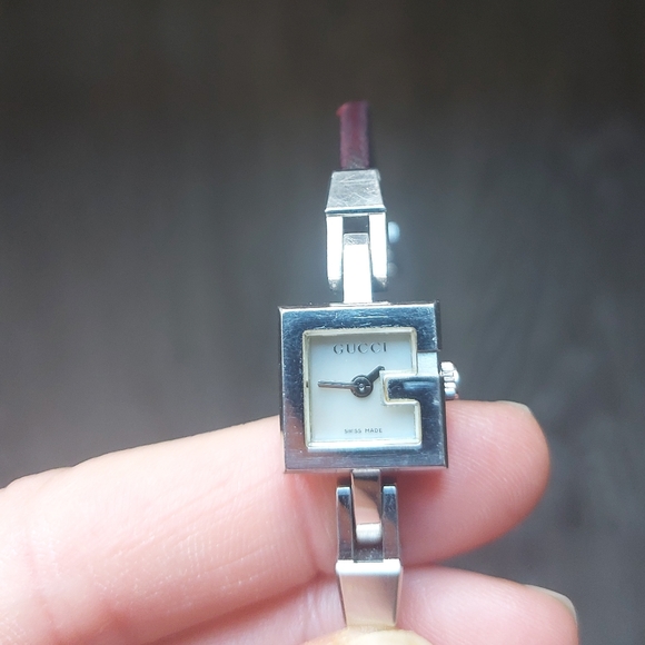 Gucci watch with mother of pearl face + thin brown leather strap - Picture 9 of 9